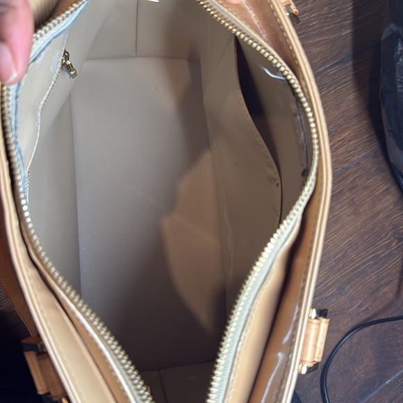 Authentic Louis Vuitton Houston tote in Monogram gold vernis leather - Picture 8 of 17